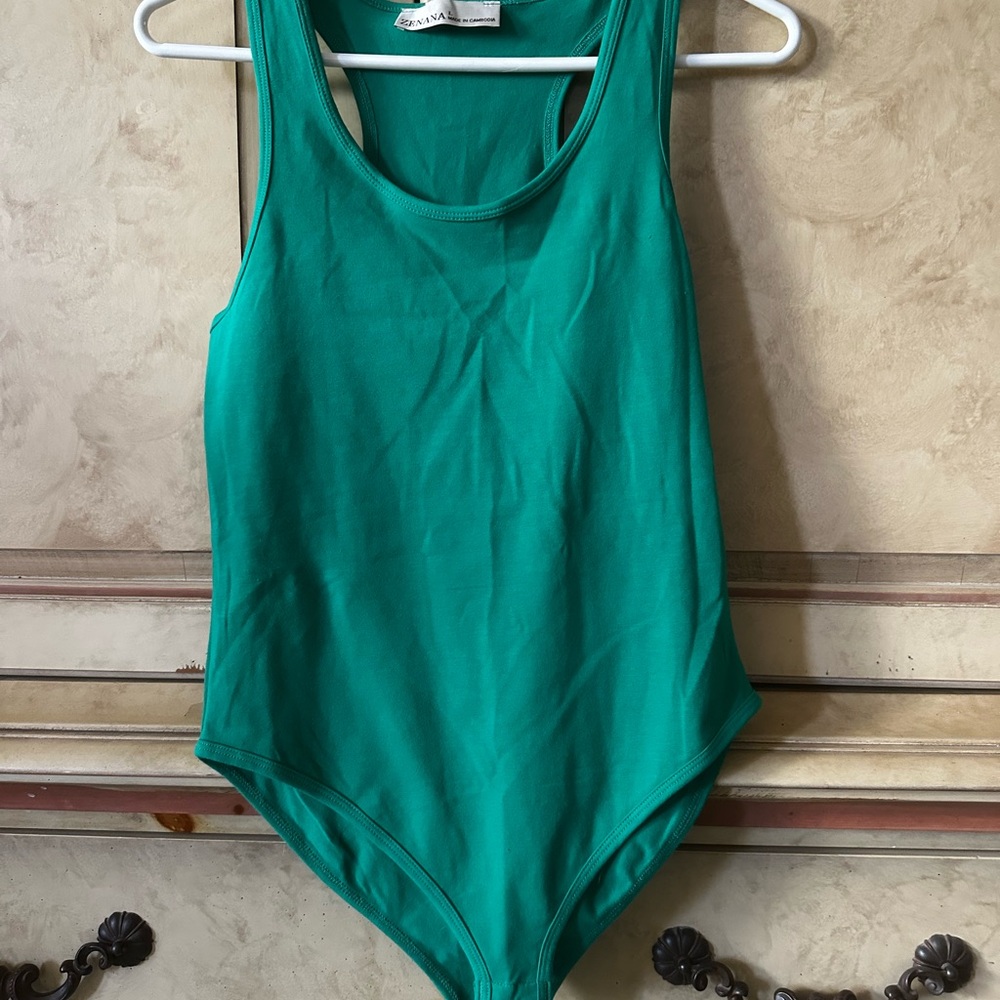 New in bag. Zenana Outfitters Green Sleeveless Bodysuit Size Large